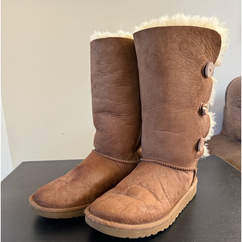 Girls size 6/ Women size 8 Bailey button Uggs